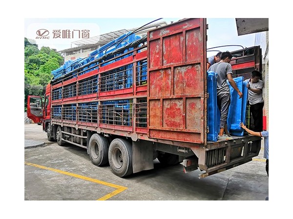 廚房門選擇吊軌推拉門還是下滑軌推拉門好呢？