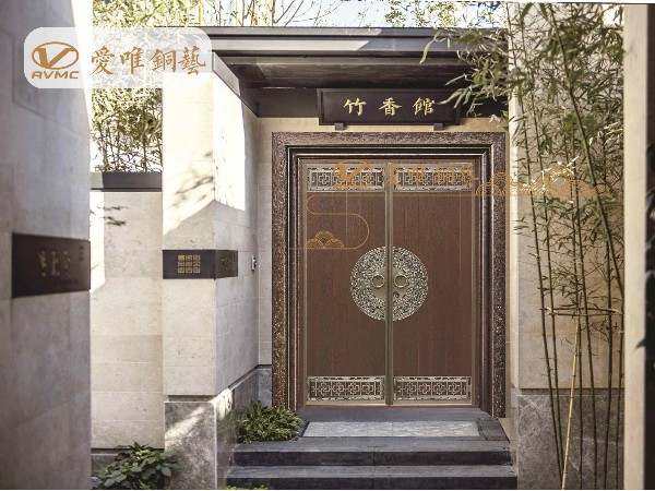 這么多別墅選擇使用銅門(mén)的特點(diǎn)和優(yōu)勢(shì)是什么呢？