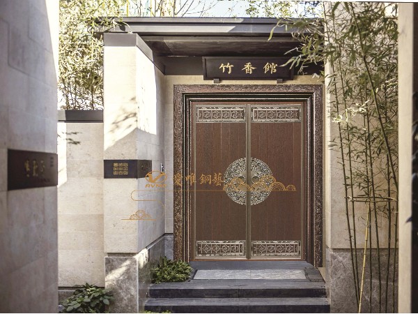 選擇銅門的六點(diǎn)注意事項(xiàng)？銅門定制廠家愛唯銅藝告訴您。
