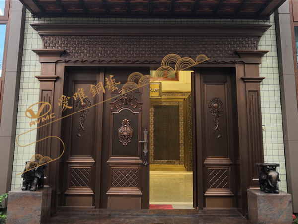 別墅銅門銅大門，別墅業(yè)主黃總帶領(lǐng)小區(qū)業(yè)主參觀愛唯銅藝